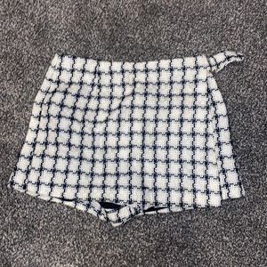 Forever 21 envelope skirt. Built in shorts. Zipper in back.